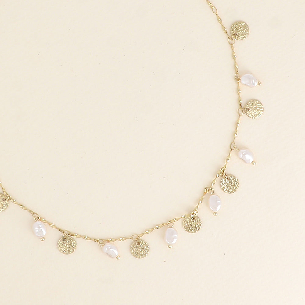 Collier - pampilles martelées et perles de résine blanche 39+7 cm