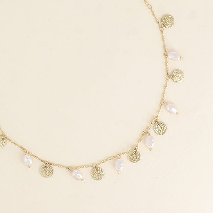 Collier - pampilles martelées et perles de résine blanche 39+7 cm