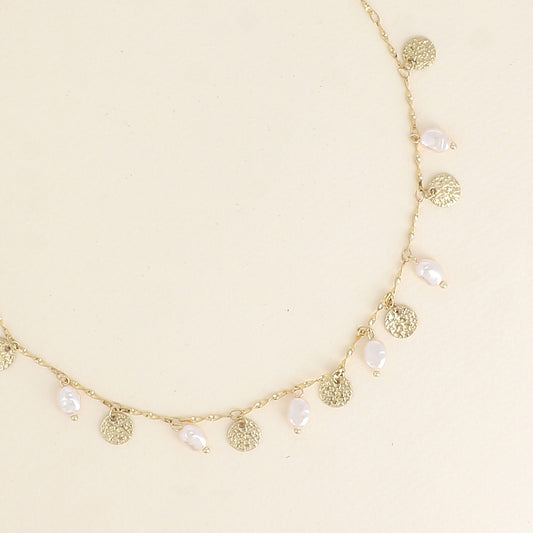 Collier - pampilles martelées et perles de résine blanche 39+7 cm