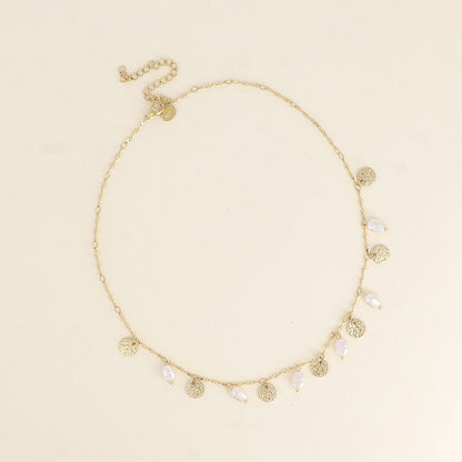Collier - pampilles martelées et perles de résine blanche 39+7 cm