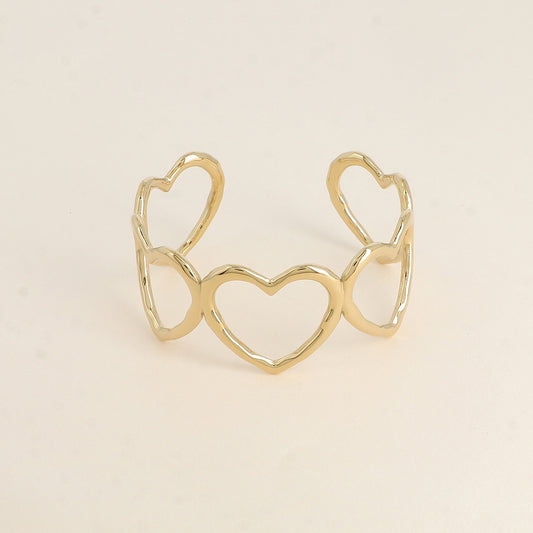 Manchette - coeurs ajourés - Dimensions : 6,5 x 5 cm - Epaisseur du bracelet : 3,2 cm