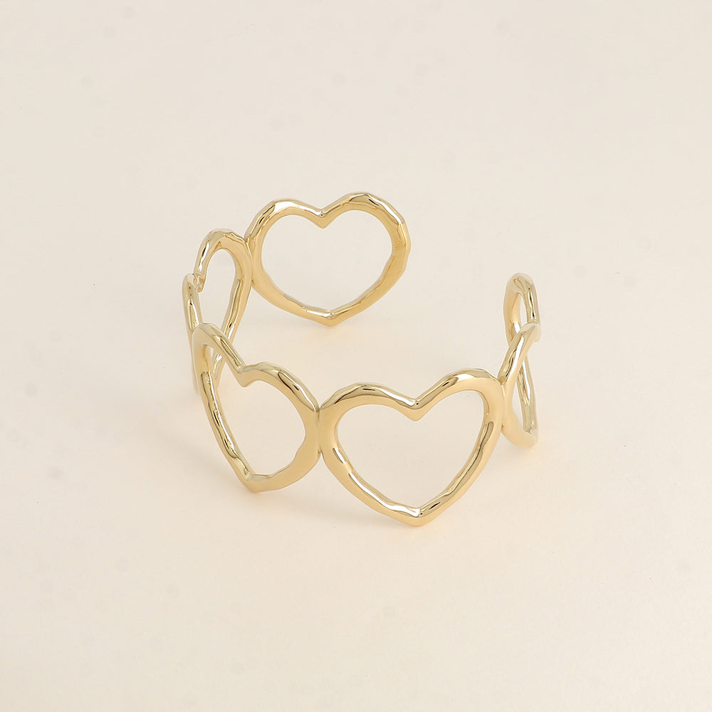 Manchette - coeurs ajourés - Dimensions : 6,5 x 5 cm - Epaisseur du bracelet : 3,2 cm