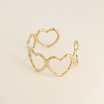 Manchette - coeurs ajourés - Dimensions : 6,5 x 5 cm - Epaisseur du bracelet : 3,2 cm