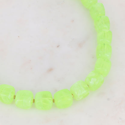 Collier avec perles carrées en résine (42+5CM)