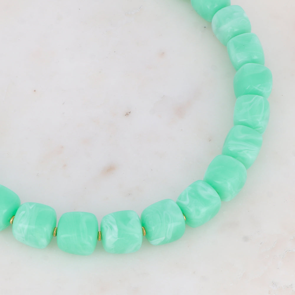 Collier avec perles carrées en résine (42+5CM)