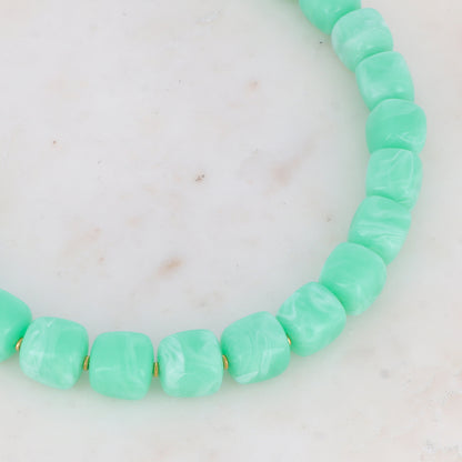 Collier avec perles carrées en résine (42+5CM)