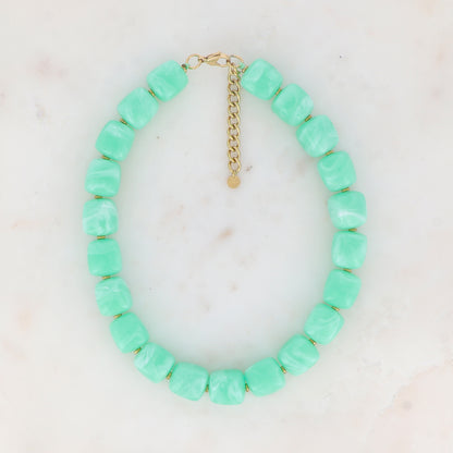 Collier avec perles carrées en résine (42+5CM)
