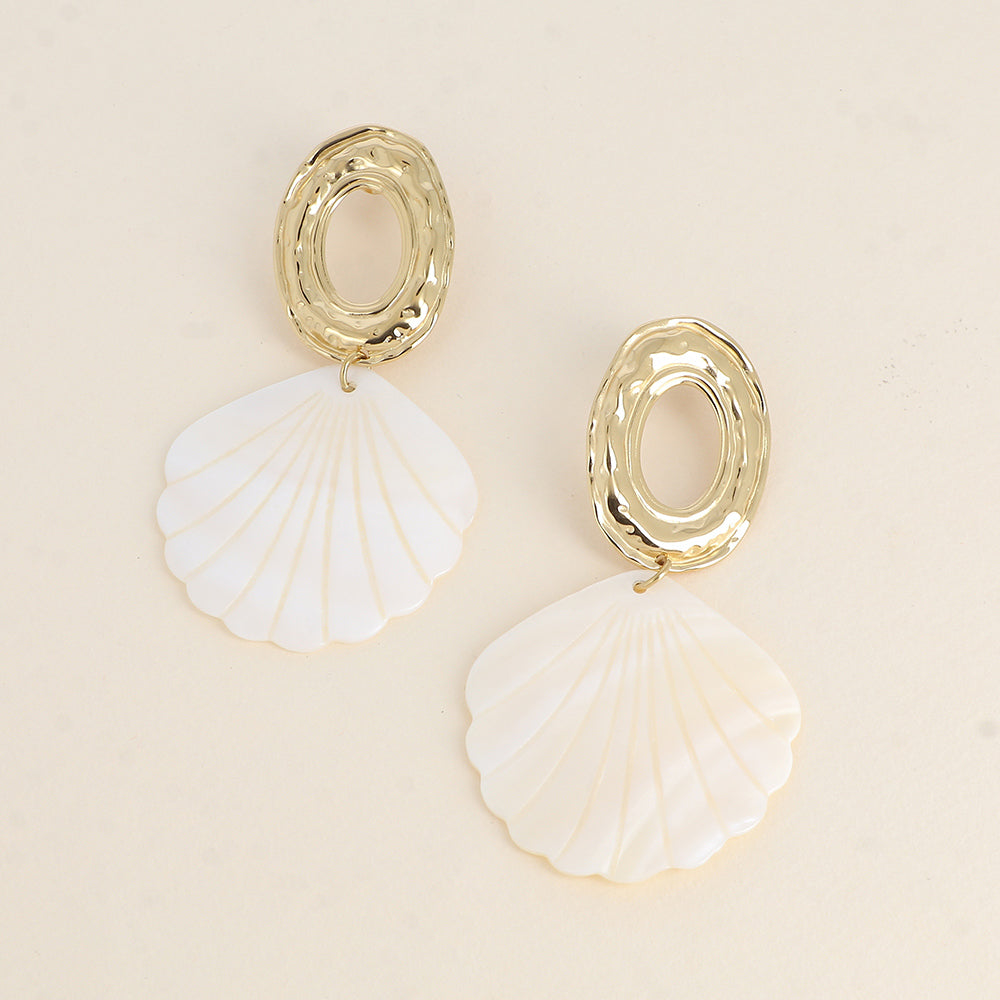 Boucles pendantes - pièce ovale texturée et ajourée, et d'un coquillage nacré 42x77 mm