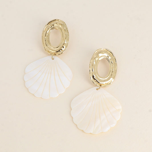 Boucles pendantes - pièce ovale texturée et ajourée, et d'un coquillage nacré 42x77 mm