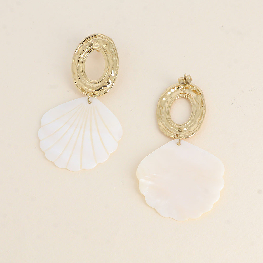Boucles pendantes - pièce ovale texturée et ajourée, et d'un coquillage nacré 42x77 mm
