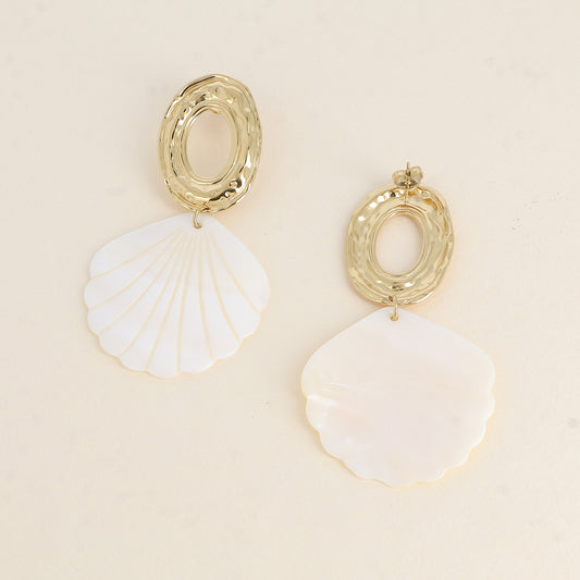 Boucles pendantes - pièce ovale texturée et ajourée, et d'un coquillage nacré 42x77 mm
