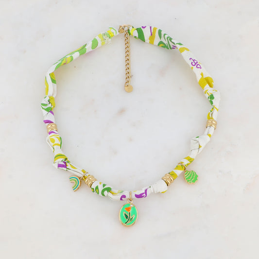 Collier sur ruban avec arc-en-ciel émaillé, pendentif ovale avec motif fleur orné d'une perle en résine effet nacré et coquillage émaillé 39+5 cm