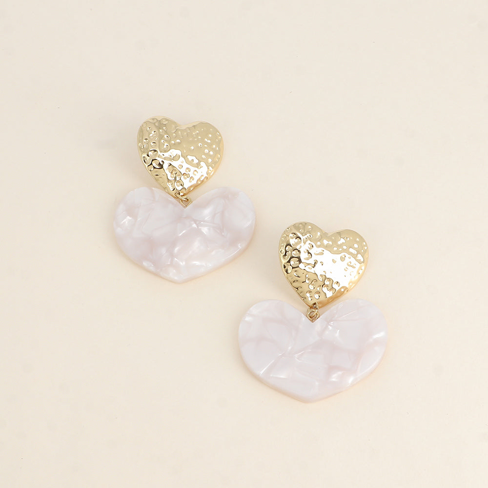 Boucles pendantes - cœurs en résine beige et texturé 45x56 mm
