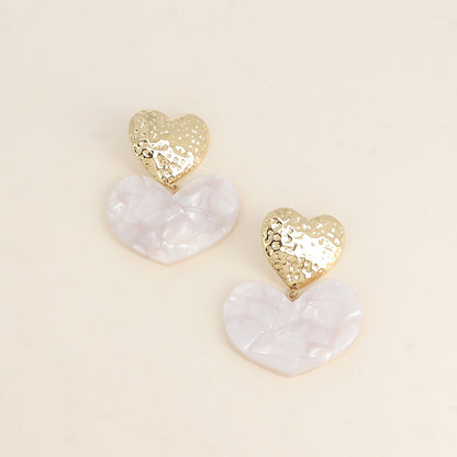 Boucles pendantes - cœurs en résine beige et texturé 45x56 mm