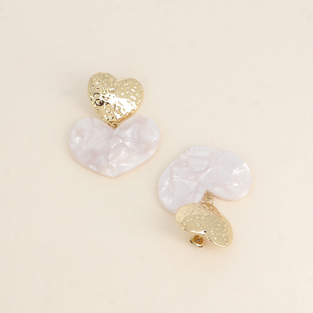 Boucles pendantes - cœurs en résine beige et texturé 45x56 mm