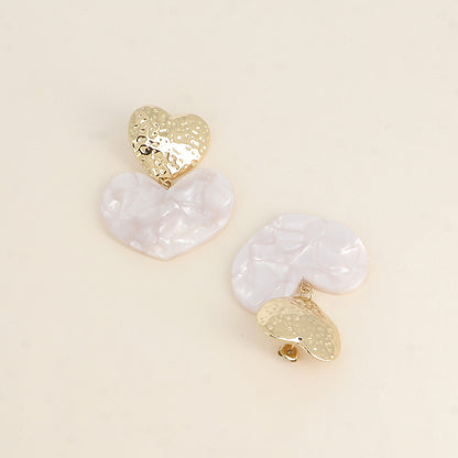 Boucles pendantes - cœurs en résine beige et texturé 45x56 mm