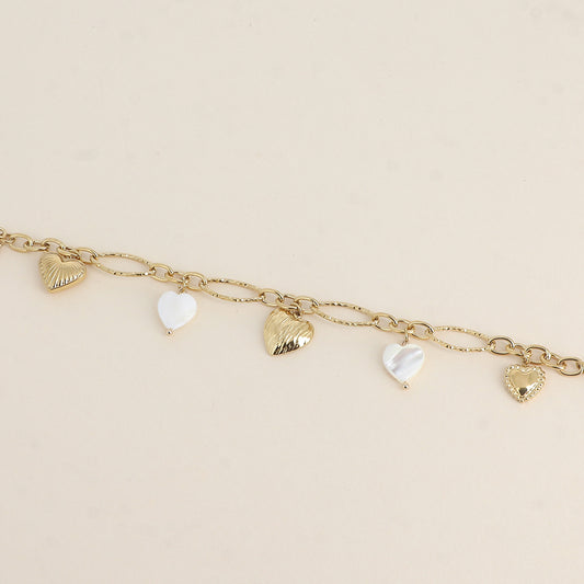 Bracelet - breloques cœurs en nacre blanche (17+3 cm)