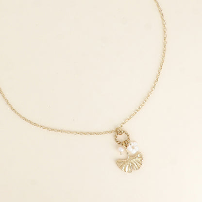 Collier - ginko, fleur nacrée et perle de résine blanche 45+7 cm