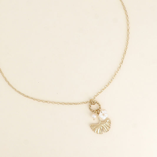 Collier - ginko, fleur nacrée et perle de résine blanche 45+7 cm