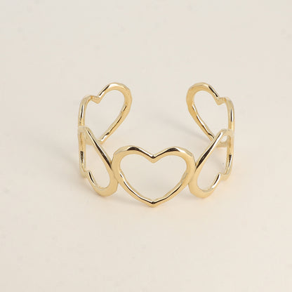 Manchette - coeurs ajourés - Dimensions de la manchette : 6,5 x 5 cm - Epaisseur du bracelet : 3,2 cm