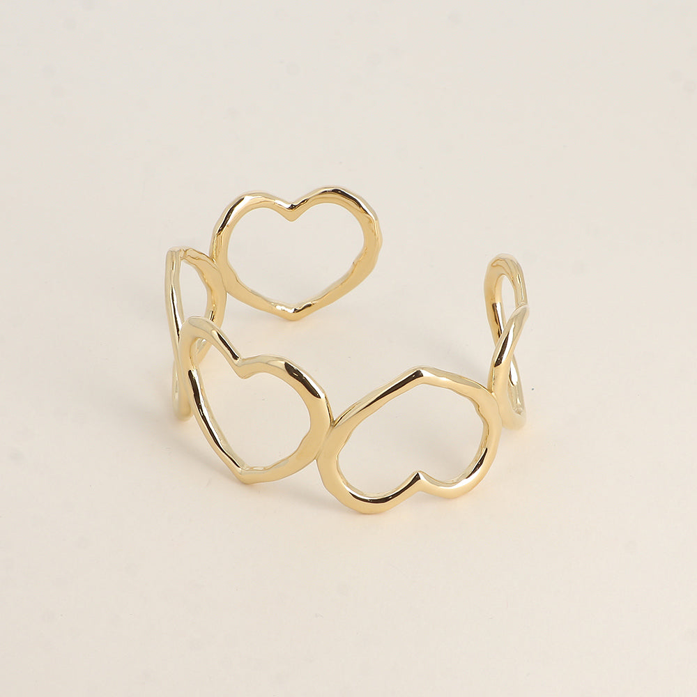 Manchette - coeurs ajourés - Dimensions de la manchette : 6,5 x 5 cm - Epaisseur du bracelet : 3,2 cm