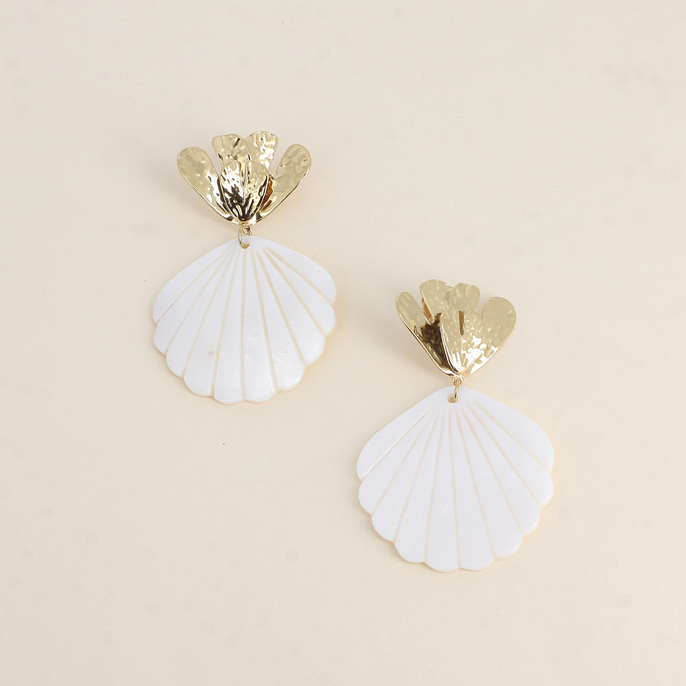 Boucles pendantes - feuillage texturé et coquillage nacré 46x73 mm