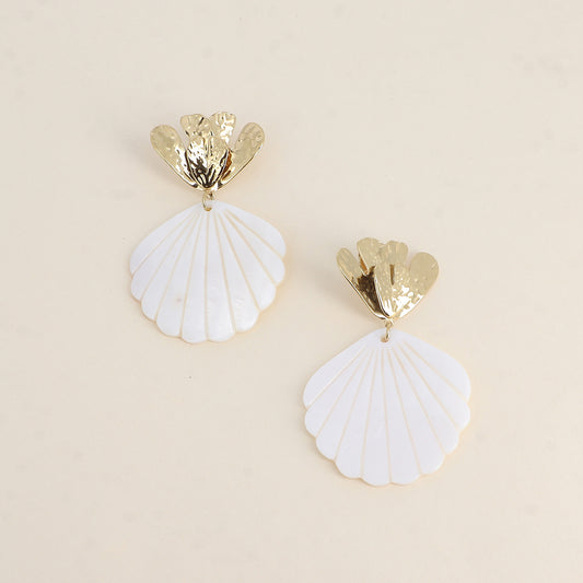 Boucles pendantes - feuillage texturé et coquillage nacré 46x73 mm