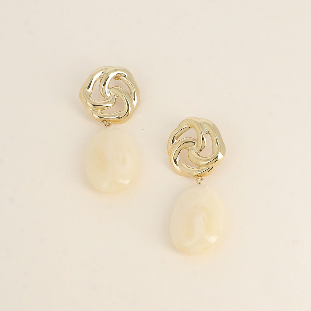 Boucles pendantes - fleur ajourée et pièce ovale en résine beige 30x74 mm