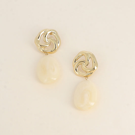 Boucles pendantes - fleur ajourée et pièce ovale en résine beige 30x74 mm