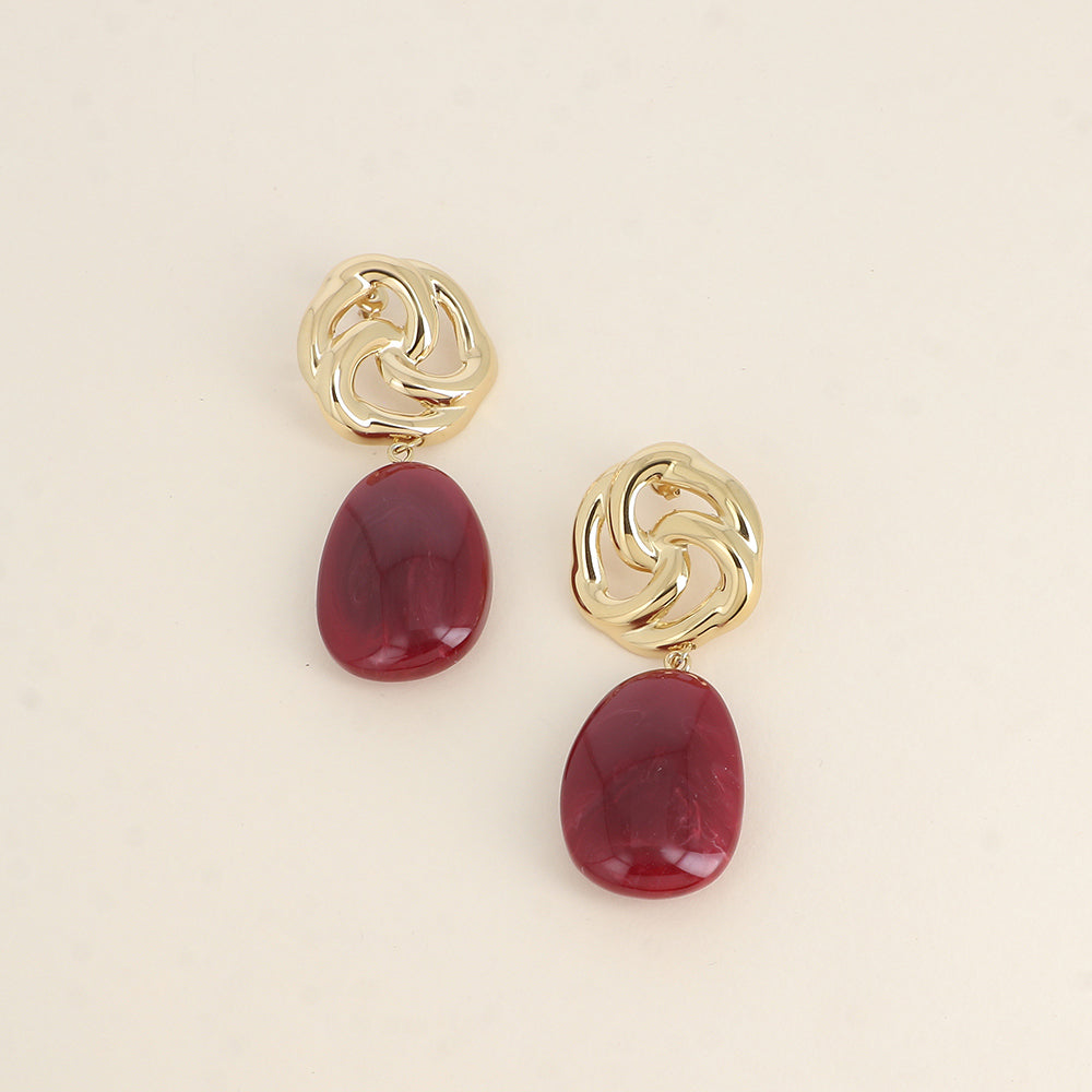 Boucles pendantes - fleur ajourée et pièce ovale en résine rouge 30x74 mm