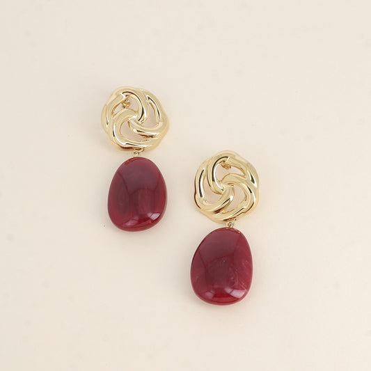 Boucles pendantes - fleur ajourée et pièce ovale en résine rouge 30x74 mm