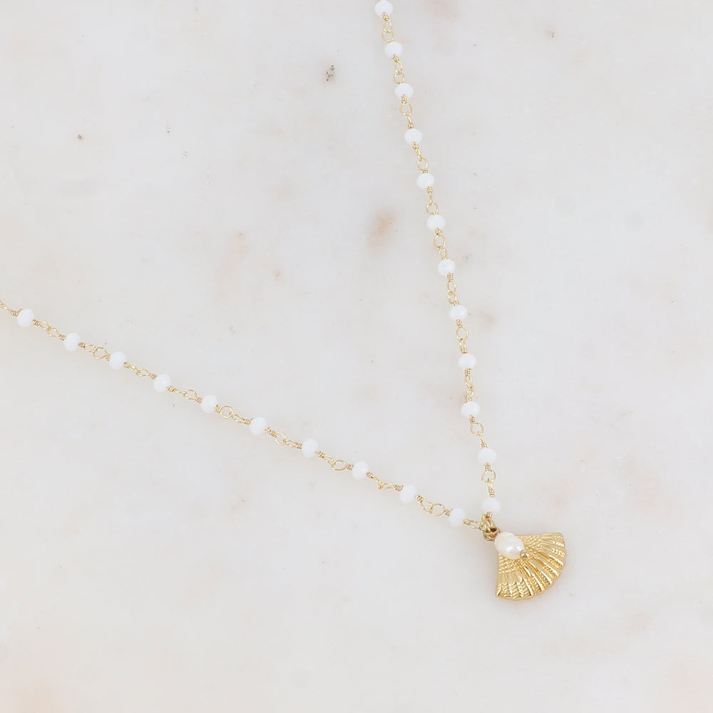 Collier avec coquille Saint-Jacques, perle d'eau douce et perles en pâtes de verre 40+5 cm