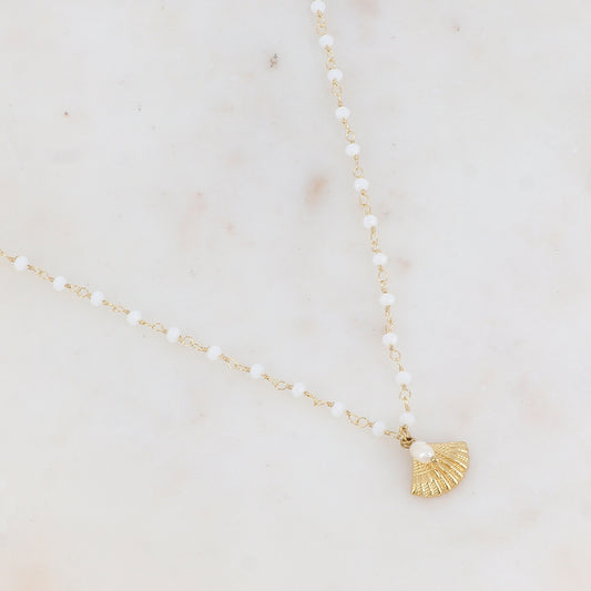 Collier avec coquille Saint-Jacques, perle d'eau douce et perles en pâtes de verre 40+5 cm