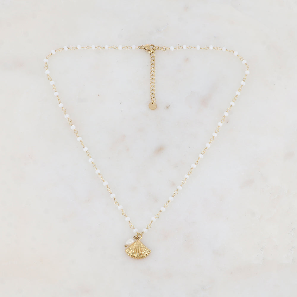 Collier avec coquille Saint-Jacques, perle d'eau douce et perles en pâtes de verre 40+5 cm