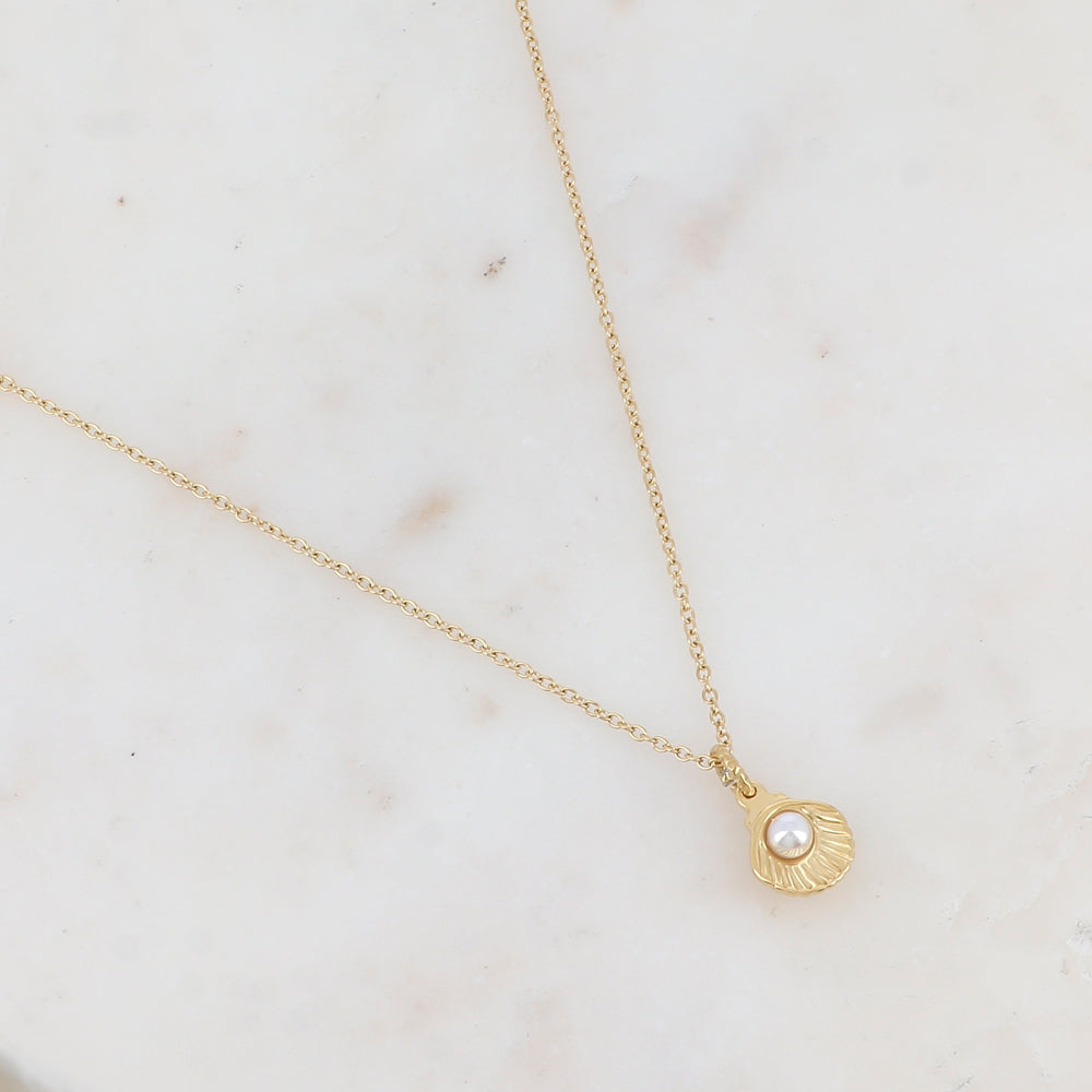 Collier avec coquillage serti d'une perle en résine effet nacré 45+5 cm