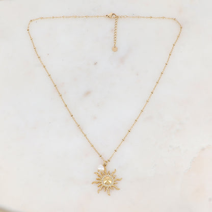 Collier avec soleil strassé et perle d'eau douce 45+5 cm