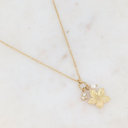 Collier avec fleur strassée, pampille ornée d'oxyde de zirconium et perle d'eau douce 50+5 cm