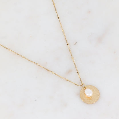Collier avec pièce ronde martelée dorées et perle d'eau douce 45+5 cm