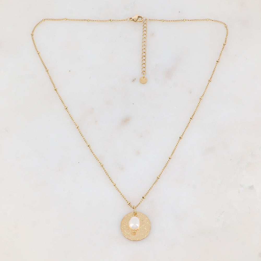 Collier avec pièce ronde martelée dorées et perle d'eau douce 45+5 cm