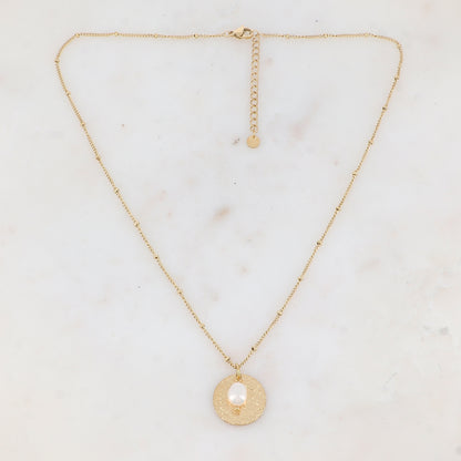 Collier avec pièce ronde martelée dorées et perle d'eau douce 45+5 cm