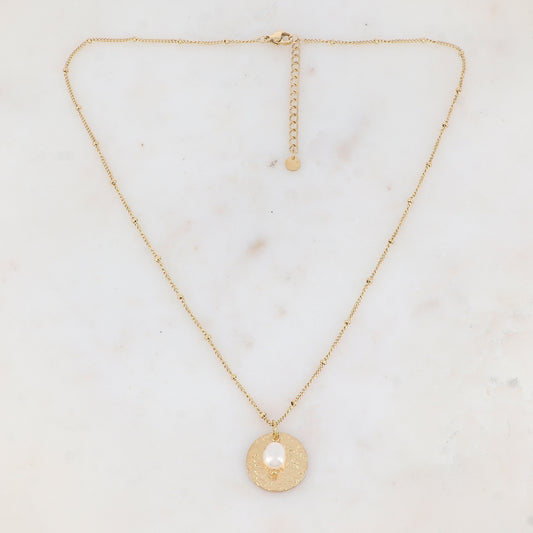 Collier avec pièce ronde martelée dorées et perle d'eau douce 45+5 cm