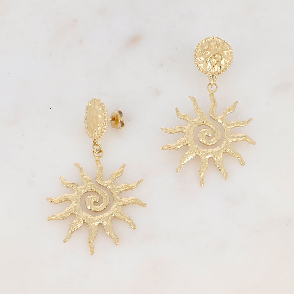 B.O à puce avec pièce ronde martelée et soleil texturé 3,4 x 5,8 cm.