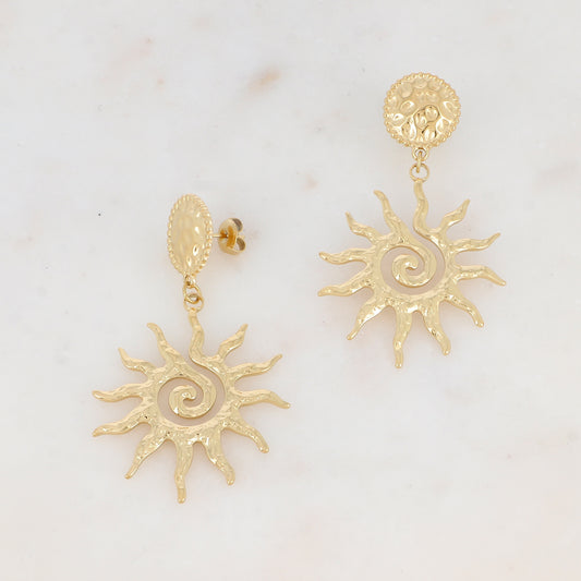 B.O à puce avec pièce ronde martelée et soleil texturé 3,4 x 5,8 cm.