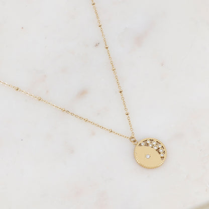 Collier doré avec pendentif rond ajouré avec un motif étoile et embelli de strass 40+5 cm