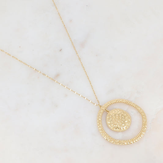 Sautoir avec anneau texturé et pièce ronde martelée (80+5CM)