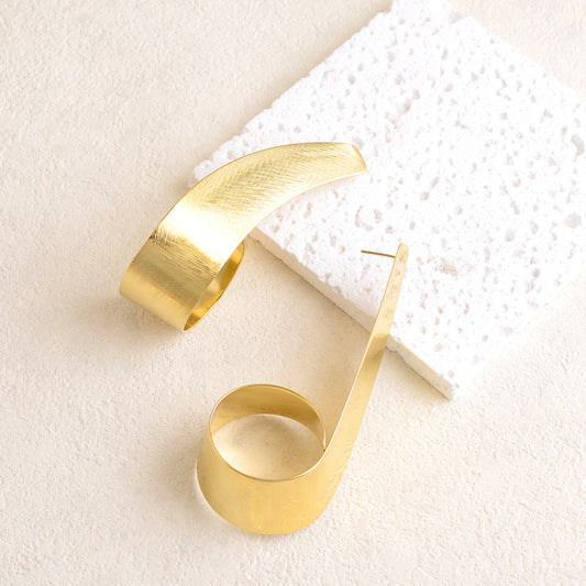 B.O à puce géométrique avec effet brossé 2 x 8,5 x 3,9 cm.