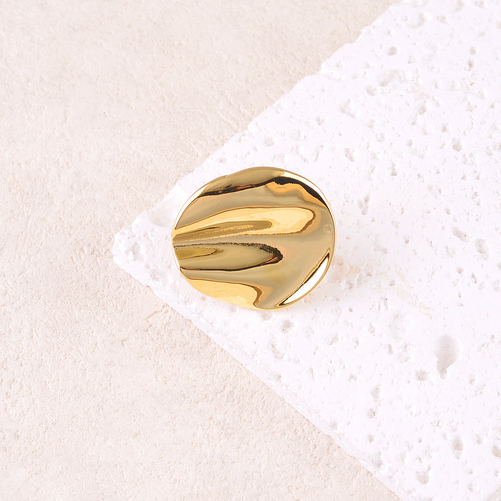 Bague avec pièce géometrique ondulée
