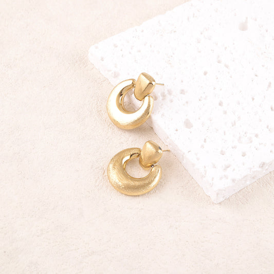 B.O à puce avec pendent ajouré effet brossé 2,3 x 2,7 cm