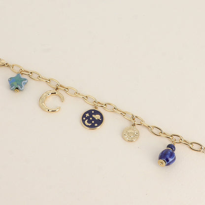 Bracelet - maille aux anneaux ovales allongés, croissant de lune, perles en céramiques, ciel étoilée émaillée, soleil (17+3 cm)