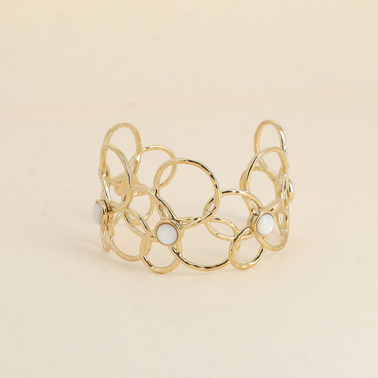 Manchette - 3 motifs floraux ajourés et nacre blanche - Dimensions : 6,5 x 5 cm - Hauteur du jonc: 40 mm